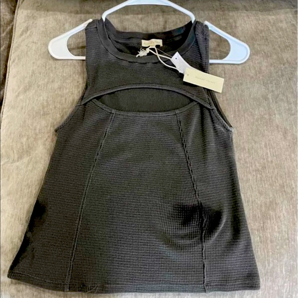 Buckle keyhole top NWT
